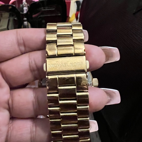 Big face watch 2 missing stones needs a new battery - Picture 2 of 4